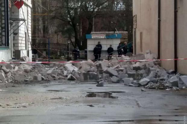 В Одесі завалилася частина стіни споруджуваного ТРЦ. Фото: Фейсбук.
