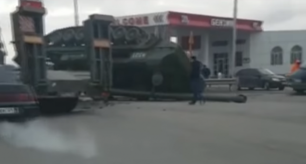 Самохідна гаубиця впала із тягача. Фото: скріншот з відео.
