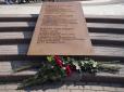 Біля російського посольства у Києві встановили меморіал вбитому Путіним опозиціонеру (фото)