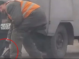 Таємні технології? На Сумщині ями на дорогах латали за допомогою чайника (відео)