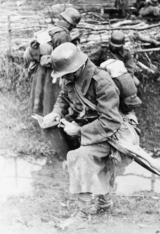 Угорський солдат змиває кров зі свого штик-ножа після збройного протистояння з бійцями Організації народної оборони «Карпатська Січ», які обороняли від угорських окупантів місто Хуст. Карпатська Україна, неподалік Хуста, 16 березня 1939 року