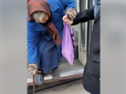 На Дніпропетровщині водій вигнав з трамваю стару жінку, від якої неприємно пахло, чим спричинив скандал (відео)