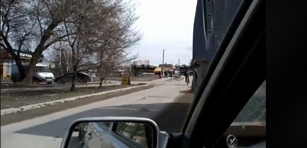 Росіяни продовжують відправляти військову техніку на Донбас. Фото: скріншот з відео.