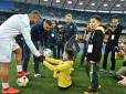 Безногий хлопчик з Казахстану зіграв у Києві в футбол зі своїми кумирами Шевченком і Зінченком (фотофакти)
