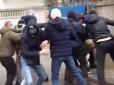 Накинулися групою біля під'їзду і били: У Києві напали на активіста