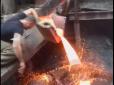 Розплавлене залізо голими руками: Феномен металурга захоплює і жахає (відео)