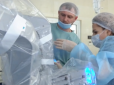 Чотири руки і 3D-око: Робот-хірург NASA вперше провів операцію в Україні (відео)