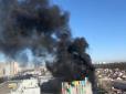 У Києві спалахнула потужна пожежа в бізнес-центрі (фото)