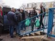 Показали місце: На Донбасі родинам загиблих бойовиків терористи роздали продуктові наборі у пакетах для сміття (фото)