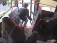 В останню мить: Мережу підкорив неймовірний порятунок школяра водієм автобуса (відео)