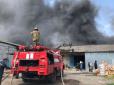 Масштабна пожежа складського приміщення сталася в Одесі (фото)