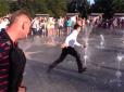 З архіву ПУ. Професійний ризик: Президент Зеленський у Маріуполі тікав від натовпу через фонтан (відео)