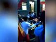 Намагався виколупати очі ложкою: У російському потязі сталася моторошна бійка (відео)
