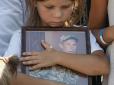 Вони можуть тільки так обійняти батьків: Українців зворушило фото з донькою загиблого бійця ЗСУ