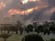 День перетворився на ніч: На одному з найбільших нафтопереробних заводів світу спалахнула потужна пожежа (відео)
