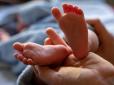Страшна мутація: В Індії народилася дівчинка з 4 ногами і 3 руками (фото)