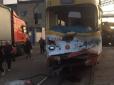 Не схотів пропустити: В Одесі автокран врізався в трамвай із пасажирами (фото)