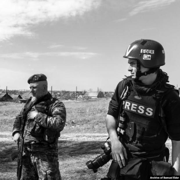 Сам’юел Едер (п) під час роботи в Україні.