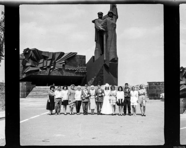 Молодята з гостями весілля біля меморіалу «Твоїм визволителям, Донбасе» в Донецьку.