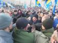 Під час віче на Майдані зловили провокатора, котрий кинув у Порошенка кілька яєць (фото, відео)