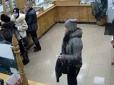 Зухвалі злодійки за лічені хвилини здійснили дві крадіжки в столичній аптеці (відео)