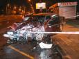 Ледь не вбило людей: У Києві авто влетіло в зупинку (фото, відео)