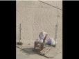 Карантин карантином, але пахлава та кукурудза за розкладом: Мережу обурив пляжний торговець з Одеси (відео)