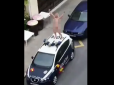 З архіву ПУ. Іспанка роздяглася і вибралась на поліцейське авто на знак протесту проти карантину (відео)