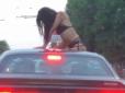 Хіти тижня. У Херсоні напівгола дівчина з відкритого люка авто дивувала перехожих (відео)