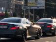 Хтось відзначився: В Україні помітили кортеж із двох рідкісних близнят Mercedes за 14 млн (фото)
