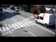 Поява пішохода стала для водія несподіванкою: На пішохідному переході у Дніпрі збили дівчину (відео)