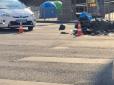 Не пощастило бідоласі: У центрі Києва постачальник піци потрапив під колеса відразу двох автомобілів (фото)