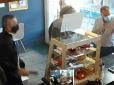 Нахабний злодій потрапив на відео прямо під час крадіжки в столичній кав'ярні