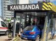 У Києві авто після ДТП влетіло у кав'ярню на зупинці (фото, відео)