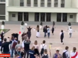 Кінець диктатури? На площі Незалежності Мінська ОМОН опустив щити, відмовляючись воювати з народом. Дівчата з квітами кинулись обіймати відмовників (відео)
