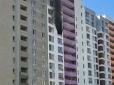 Валив чорний стовп диму: Під Києвом сталася серйозна пожежа в багатоповерхівці (відео)