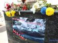 Трагедія Ан-26: До університету Повітряних сил у Харкові несуть квіти і лампадки, щоб вшанувати загиблих в авіакатастрофі (фото)
