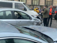 Моторошна ДТП на Майдані: У центрі Києва позашляховик на швидкості влетів у зупинку і вбив двох людей (відео)