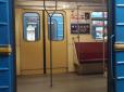 З вертикальними поручнями: У столичному метро з'явився експериментальний вагон (фото)
