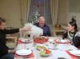 Диктаторська святкова ідилія: Лукашенко розповів, як звуть його собаку, який лежить на столі