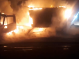 Вантажівка згоріла повністю, а ще три авто зазнали пошкоджень: Біля столичного супермаркету сталася масштабна пожежа (відео)