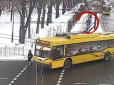 У Києві на переході жінку збив ... тролейбус (відео)
