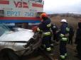 Не проскочив..: На Донеччині електричка розчавила автомобіль, є загиблий (фото, відео)