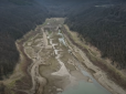 Води вже немає, катастрофа неминуча: Висохле Баланівське водосховище у Криму показали з висоти (відео)