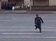 Поганий знак для скрепної армії? Російський військовий загубив чобіт під час параду (відео)