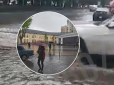 Негода атакує столицю: У Києві через зливи стався потоп - падали дерева, а іномарка пішла під землю (фото, відео)