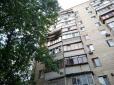 Хазяїн влаштував... город: У Києві обвалився балкон багатоповерхівки з тонною землі (фото)