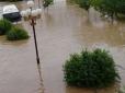 Авто плавають, паркани зруйновано: Злива затопила вулиці окупованої Керчі (фото, відео)