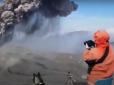 На два кілометри у висоту: На Курилах вулкан випустив гігантський стовп попелу (відео)