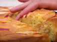 Пиріг тане в роті, а готується дуже швидко: Найпростіший і смачний рецепт шарлотки з яблуками